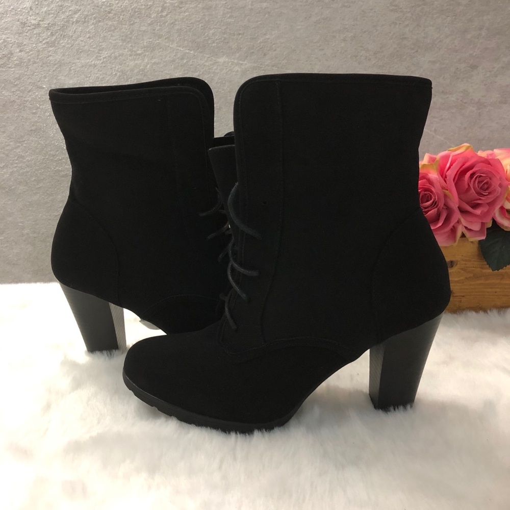 White Mt. Sydnie Black Lace up Warm Boots Size 10